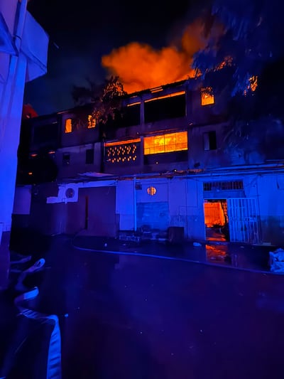 Bomberos combaten incendio en caserón del Casco Antiguo