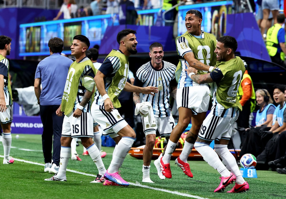 Argentina sobrevive al susto y avanza
