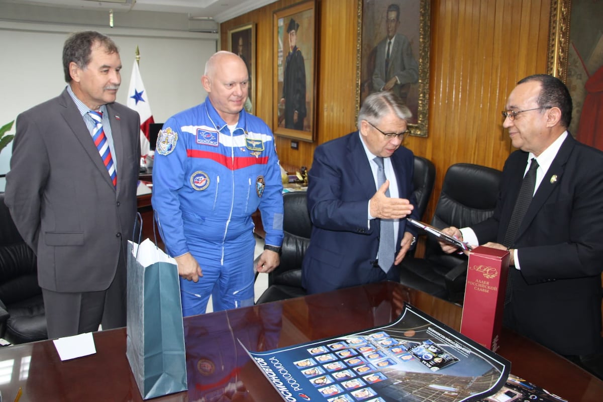 Llevan bandera de Panamá al espacio