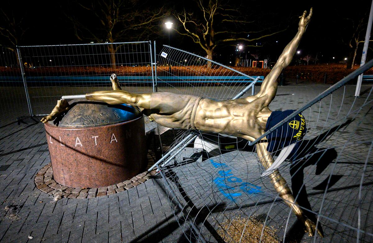 Vandalizan la estatua de Zlatan Ibrahimovic