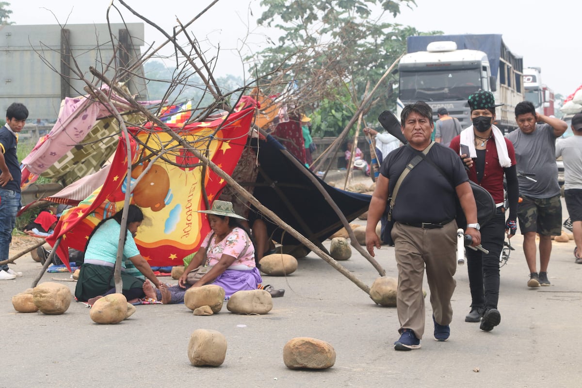 Seguidores del expresidente Evo Morales bloquean carreteras