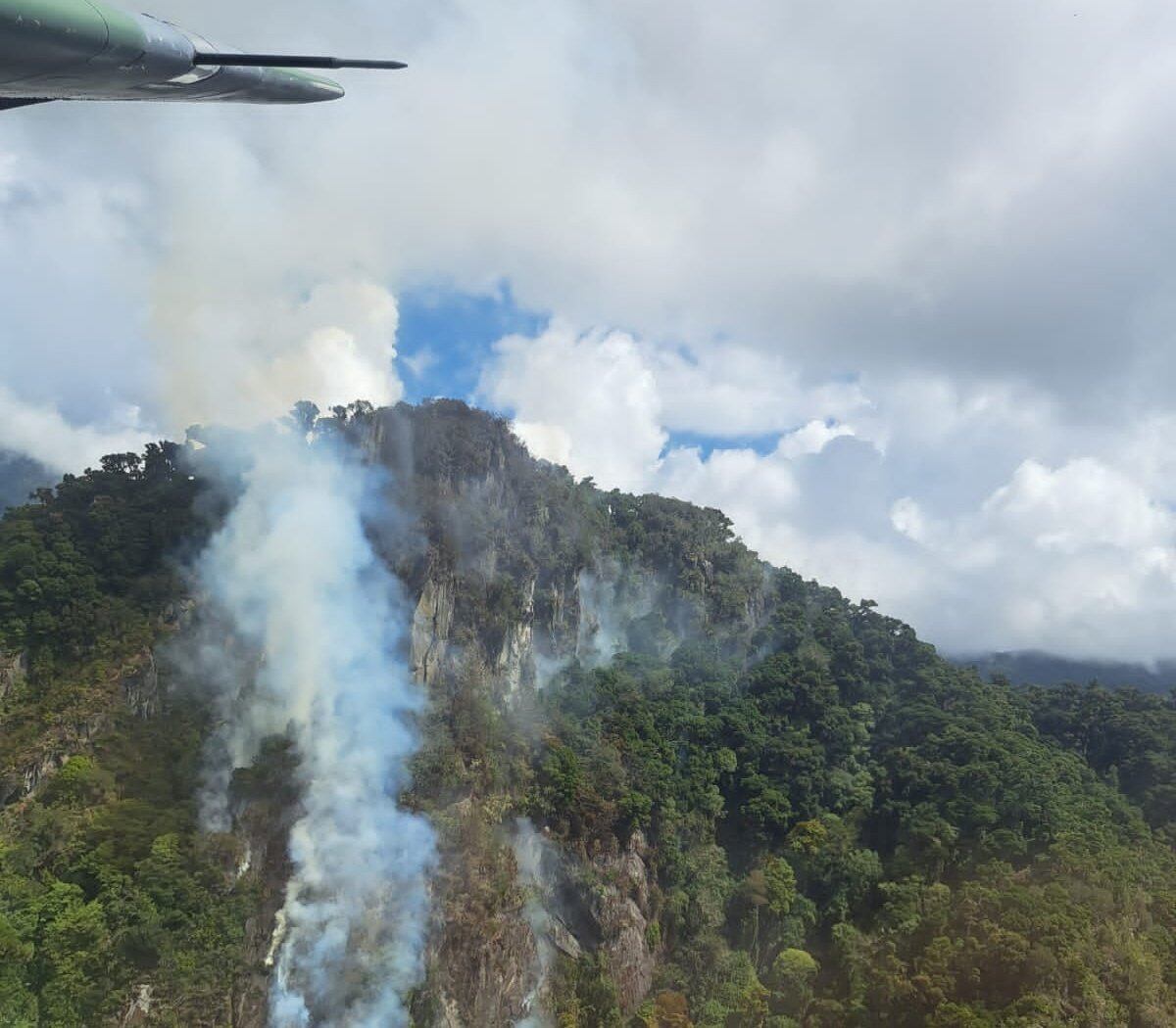 Sigue extendiéndose fuego en Cerro Punta. Labores de extinción se reanudan