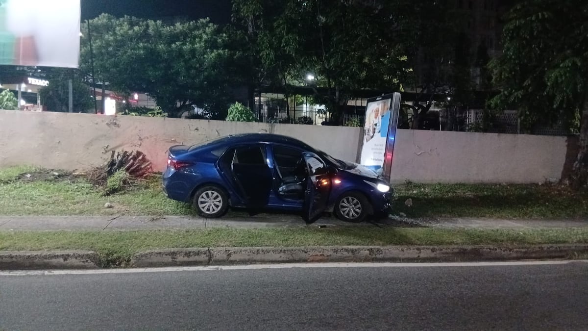 Les salió mal la huida: persecución acaba contra un muro y caen tres por robo a conductor de plataforma