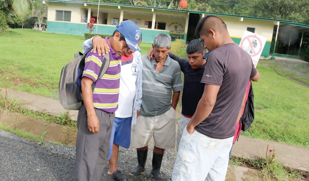 Más de 30 personas pudieran estar amarradas, golpeadas y heridas dentro de la iglesia