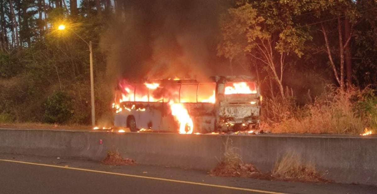 Se salvaron. Se incendia un bus que transportaba a migrantes