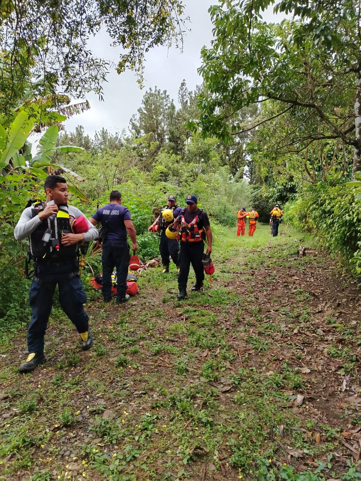 Urgente: Bomberos y Sinaproc buscan a mujer atrapada por una repentina cabeza de agua