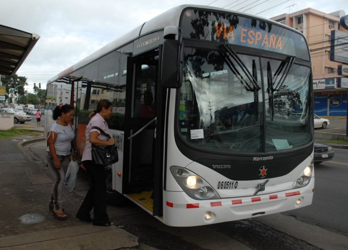 Establecen horario de circulación para los taxistas