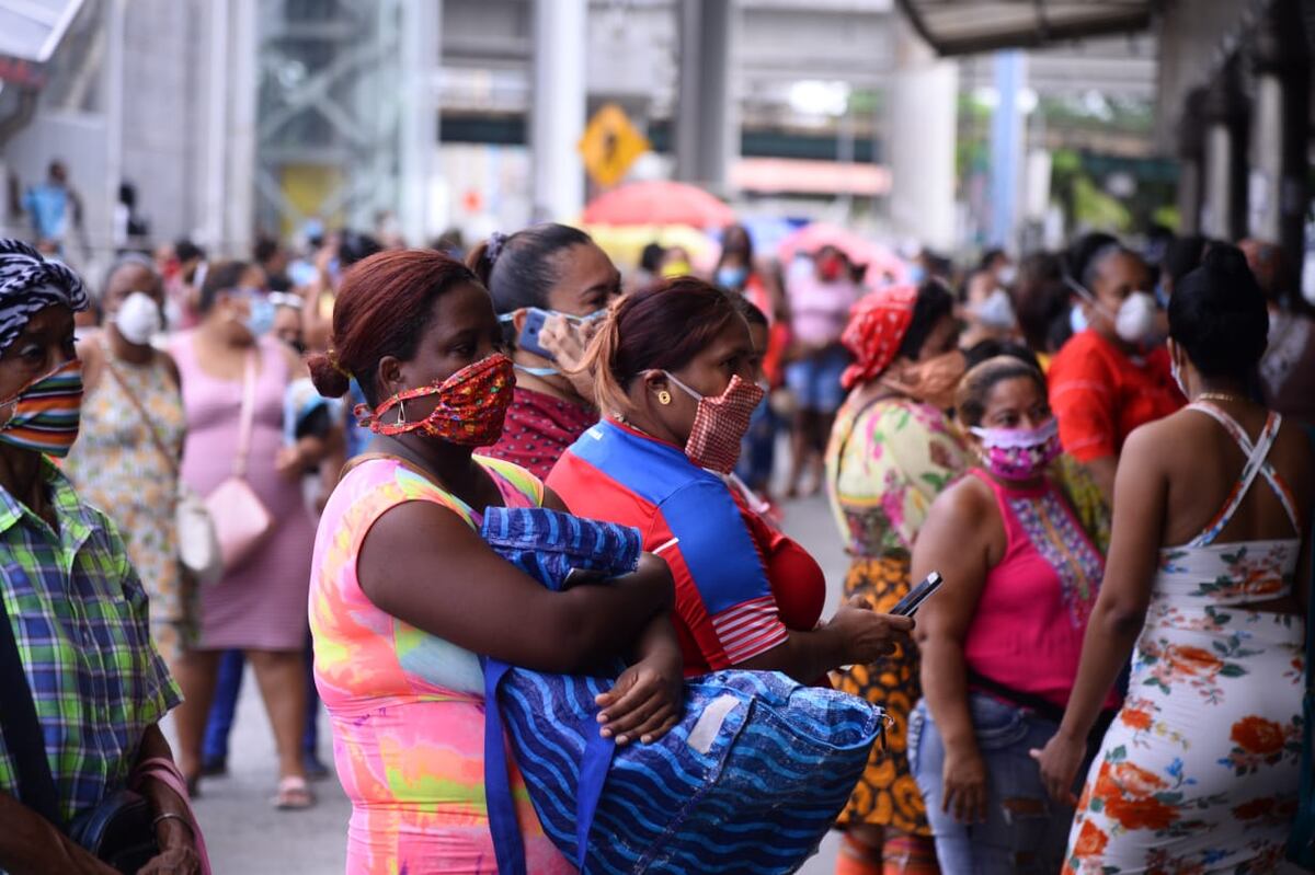 Más Mujeres que hombres han utilizado las líneas telefónicas para atender llamadas sobre salud mental durante la pandemia 