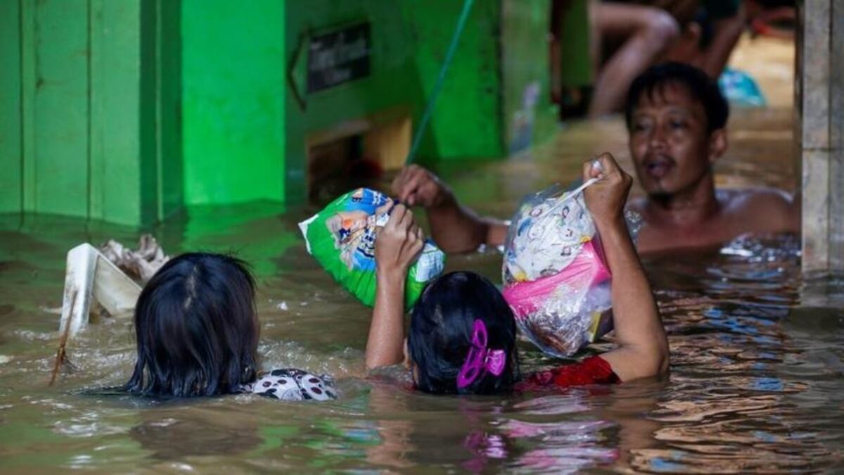 Inundaciones en Indonesia dejan al menos 60 muertos y decenas de miles de personas sin hogar