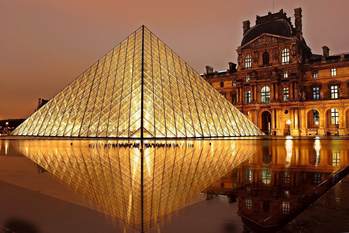 El Museo de Louvre de París está en estado crítico