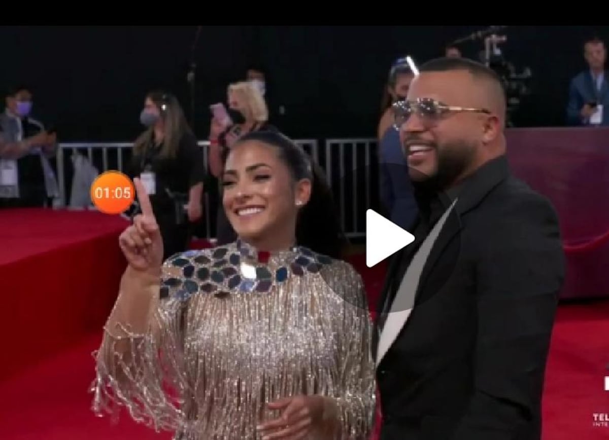 Besito y todo. Jacky Guzmán, acompañó a su ‘pollo’, Dímelo Flow y a su amigo Sech en la alfombra roja de los Latin Billboard +Video