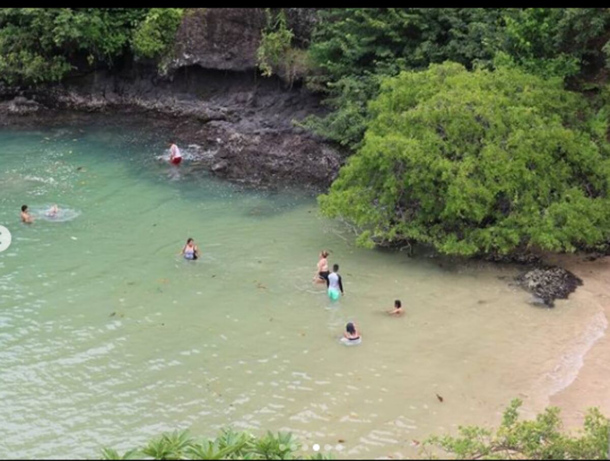 Yanibel, la pobre, hace convivio en su casa de playa con jóvenes del CD