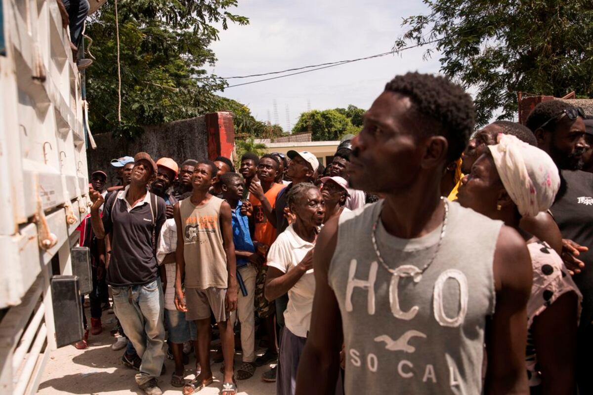 Indignación en Haití. Saquearon camiones que transportaban ayuda humanitaria en una carretera del país caribeño