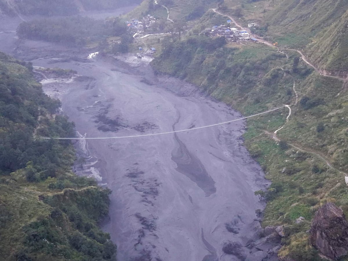 Lo último. ¡El río se llevó todo a su paso! Crecida arrasa unas 40 casas y deja desaparecidos en Nepal + Videos