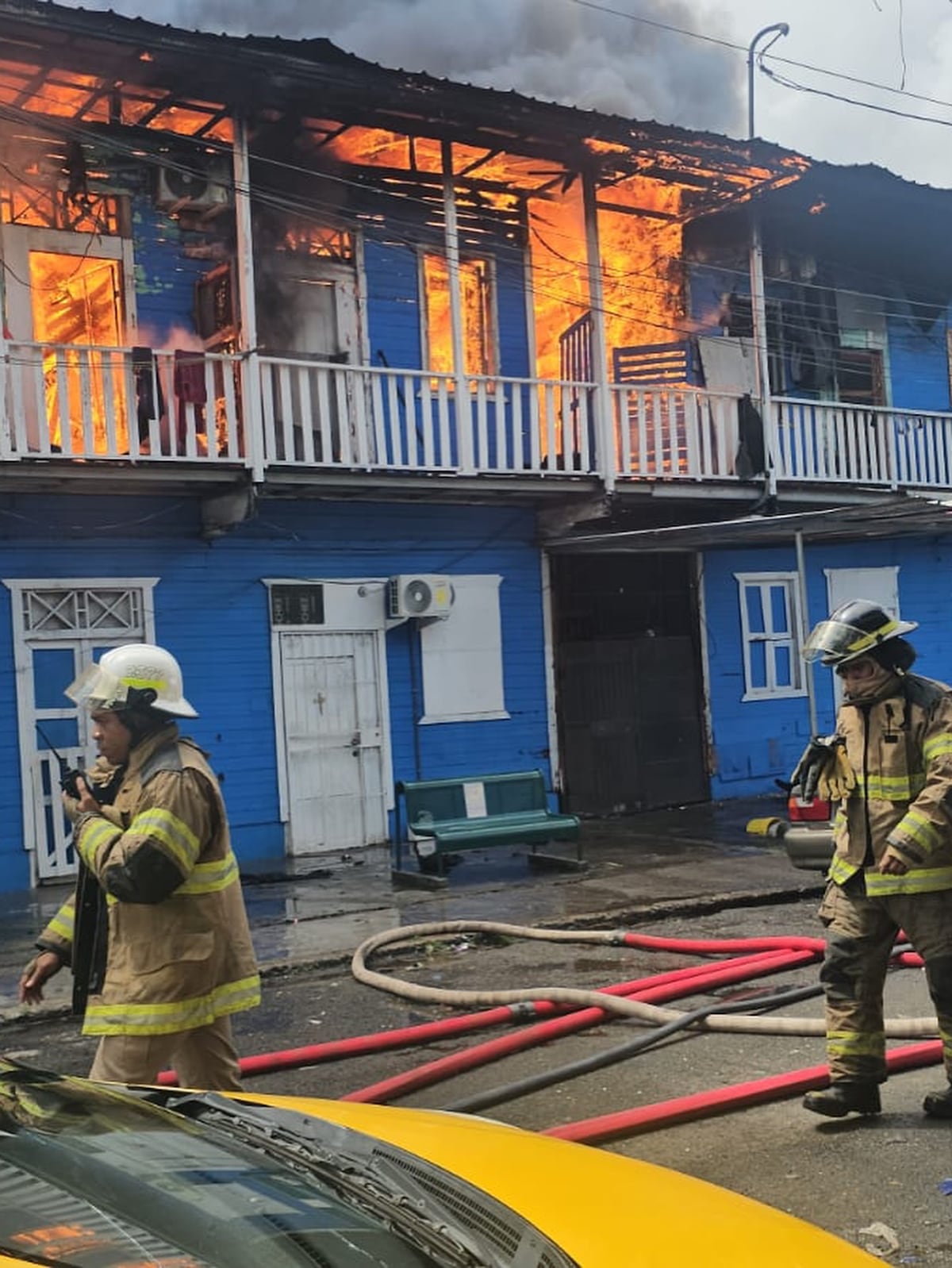 Fuego devora caserón en Calidonia: bomberos llegan para frenar la emergencia