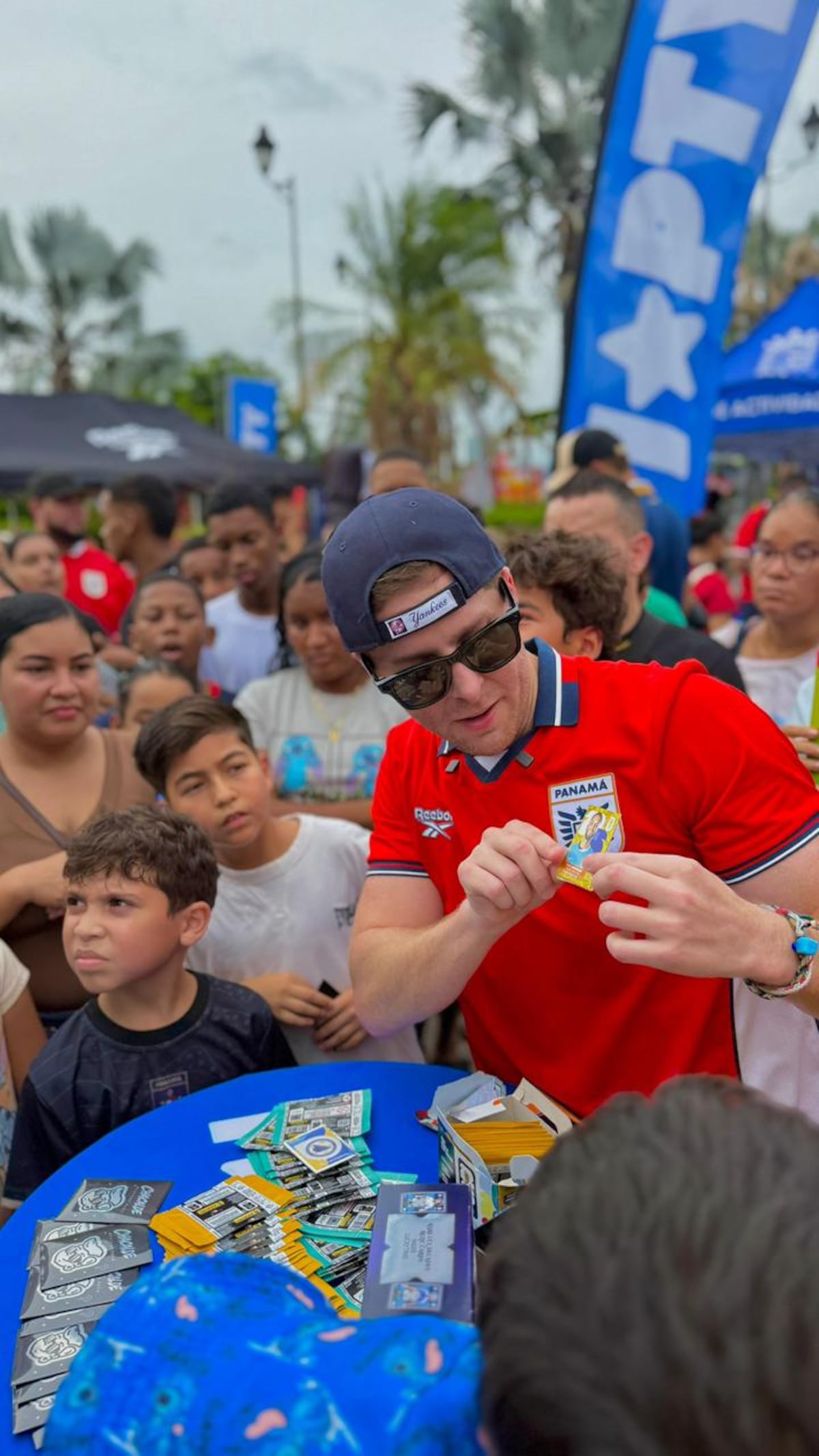 Así fue el intercambio masivo del álbum Panini en la playita de Las Garzas