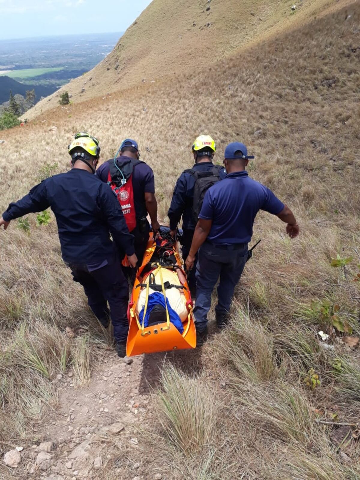 Bomberos rescatan a colombiano que se fractura pierna realizando senderismo en Chame