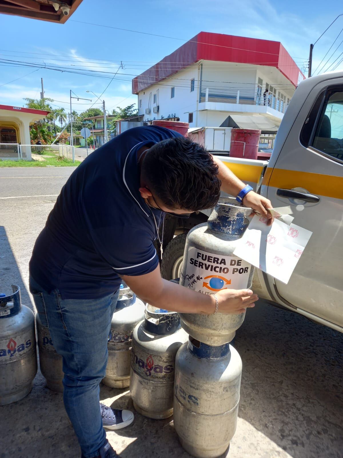 Ay, no. Alteran el peso y el precio del tanquecito de gas de 25 libras. Acodeco pilló a varios. Le diremos cuánto es el precio por región