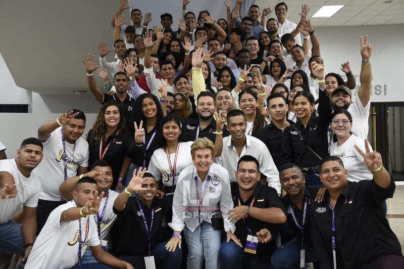 Panameñistas junto a Mireya Moscoso. LP/Elysée Fernández