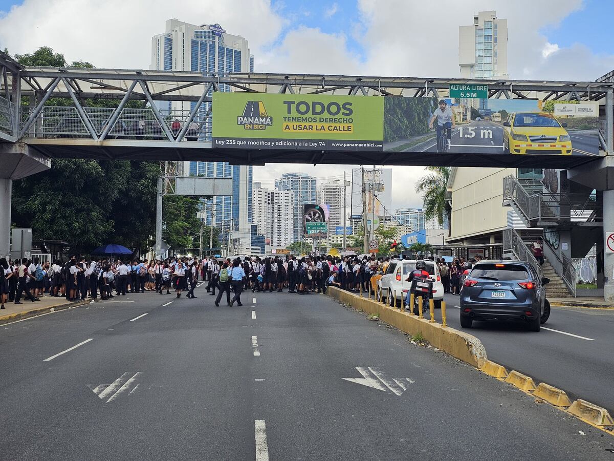 Estudiantes del Colegio José Antonio Remón Cantera protestan por mejoras en su plantel