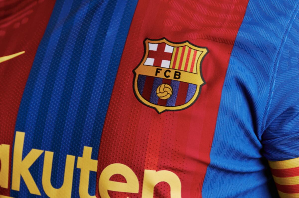 Puyol presenta la camiseta especial del Barça para El Clásico