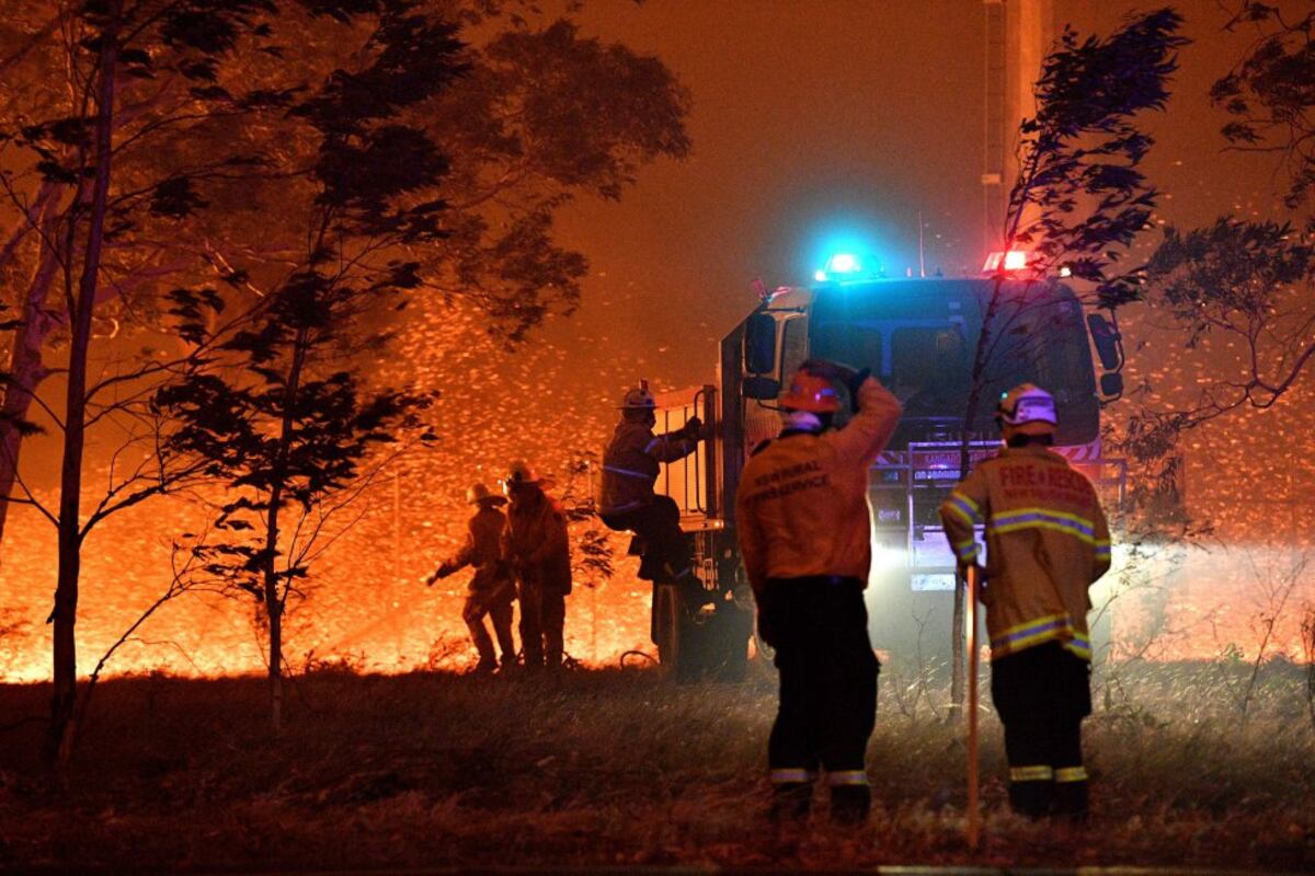 Cielos de sangre y personas atrapadas en las playas. Así es el infierno mortal de Australia