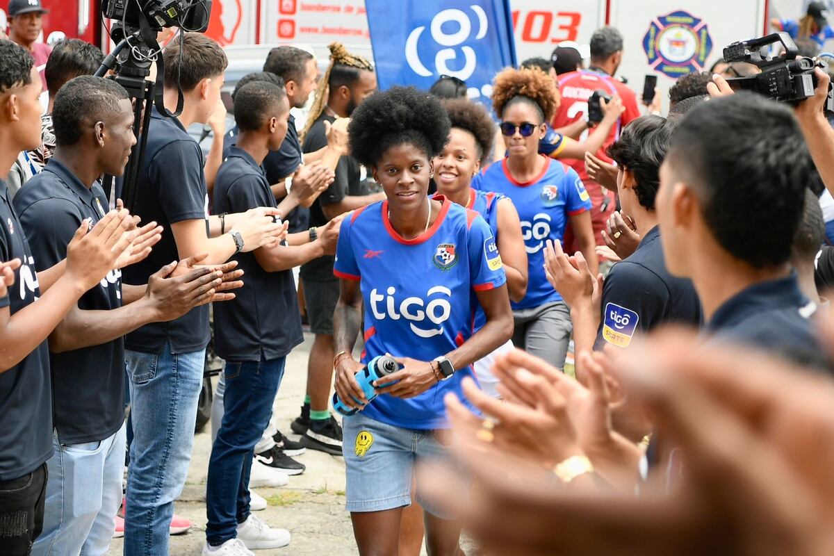 Las reciben en carvana. Selecciones femenina y sub’17 son homenajeadas por su pase al Mundial