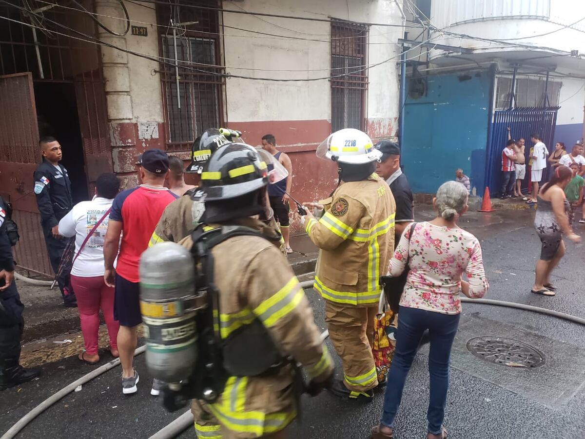 Familia pudo ver cómo su apartamento en calle 17 Santa Ana era devorado por las llamas. Video