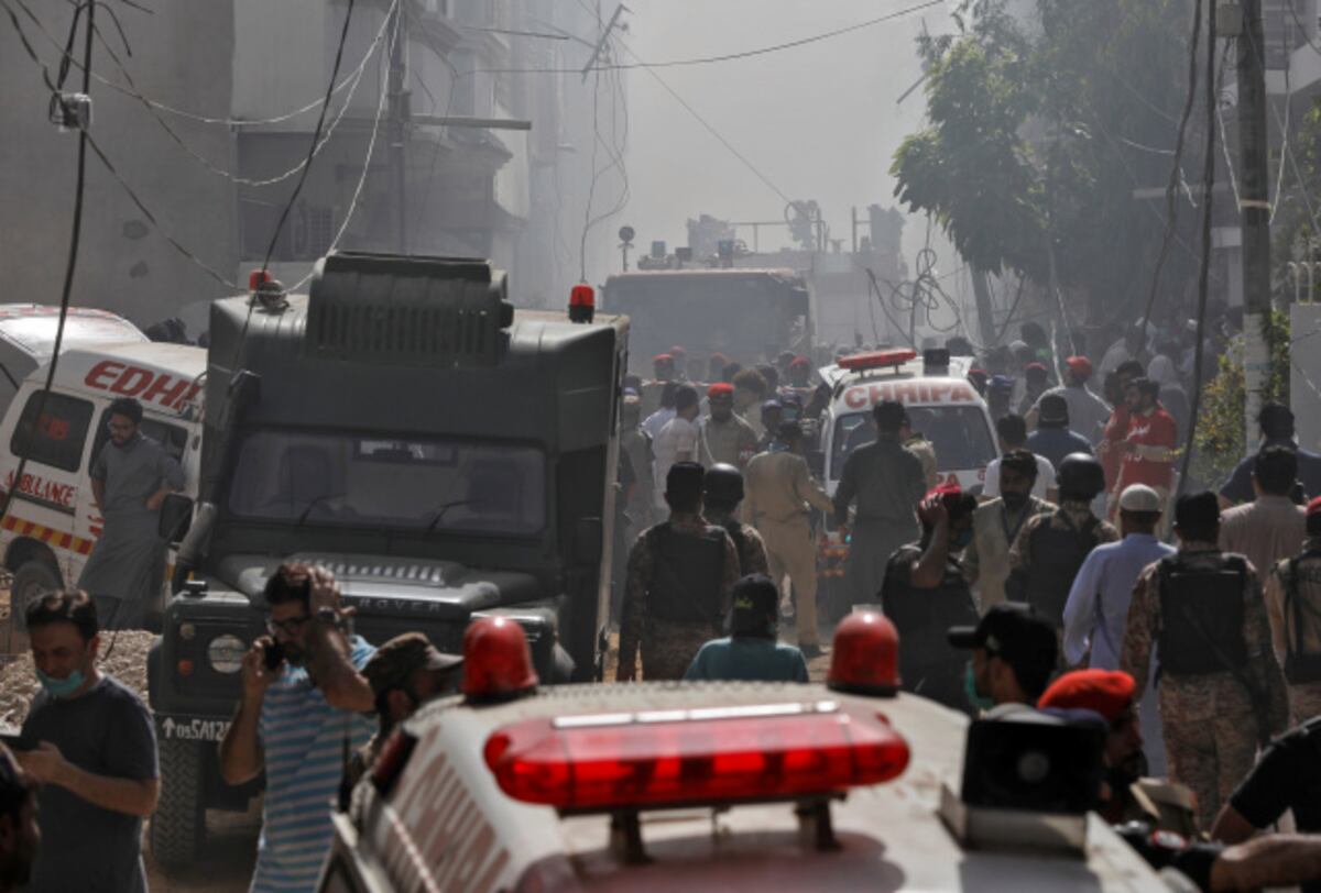 Se estrella un avión en Pakistán, en un barrio residencial de Karachi, la ciudad más grande del país