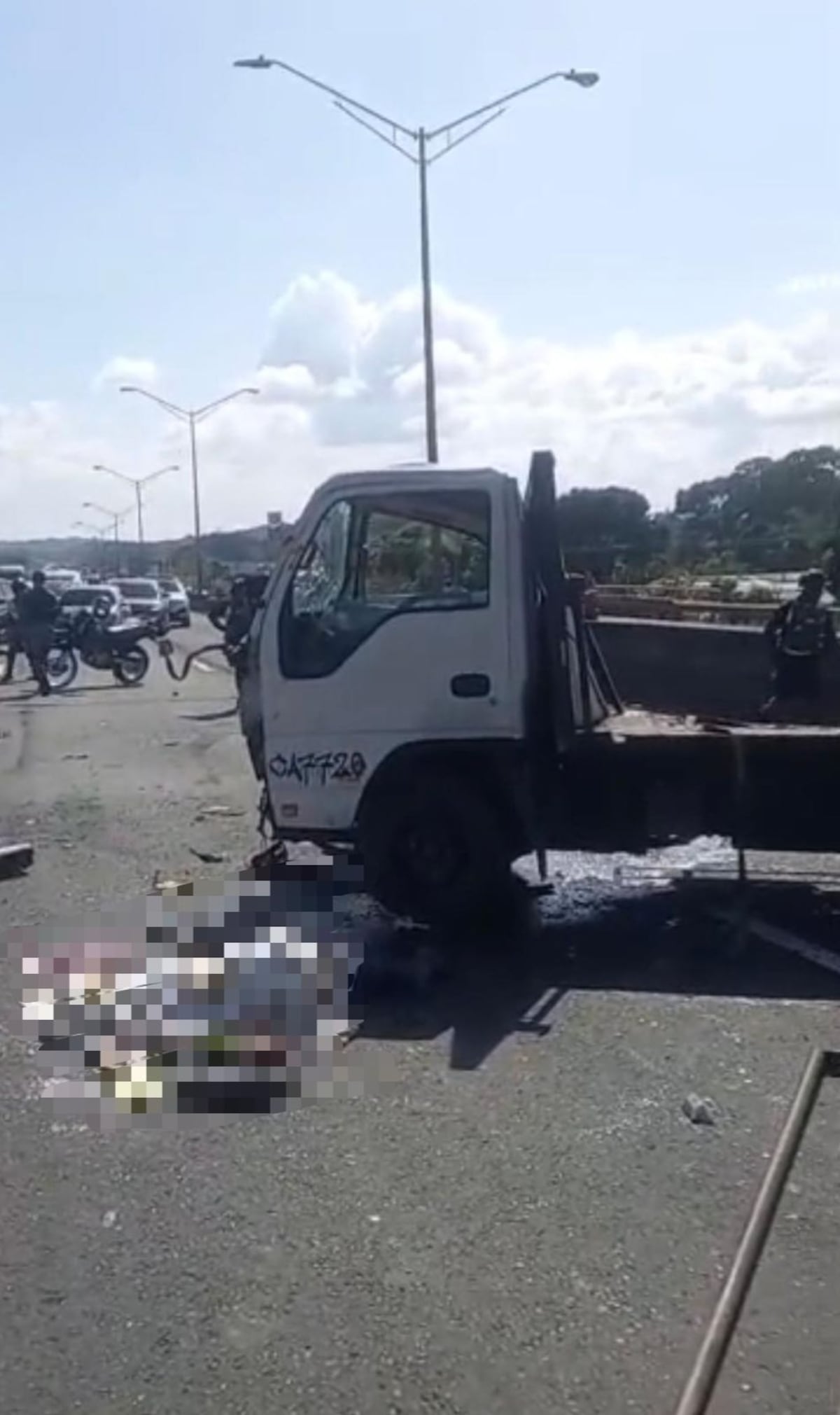 ÚLTIMA HORA |Accidente de tránsito deja una víctima fatal y carga de pescado sobre la autopista Arraiján–La Chorrera + VIDEO