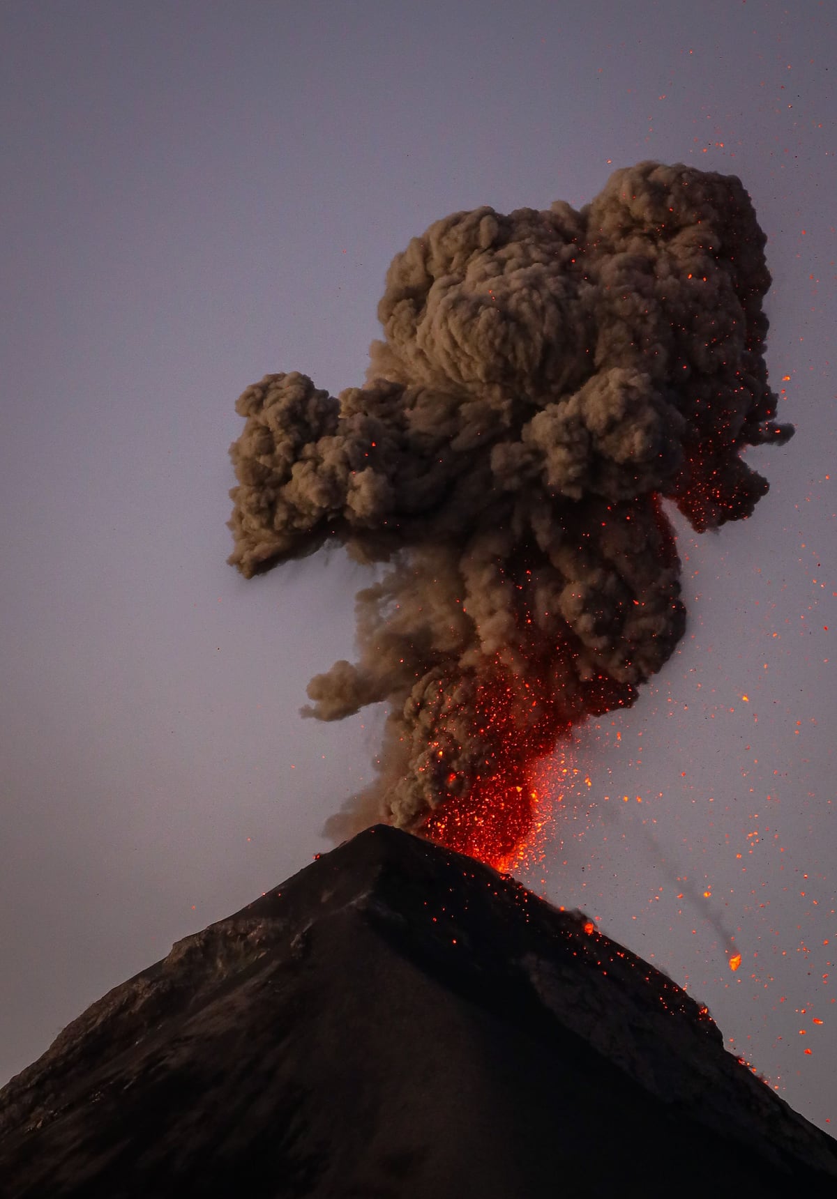Una excursión sin regreso: tres murieron en la erupción del volcán Dukono y los videos vuelven a ser virales