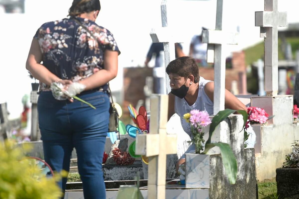 A muchos les tocó visitar a su madre en su última morada. Video