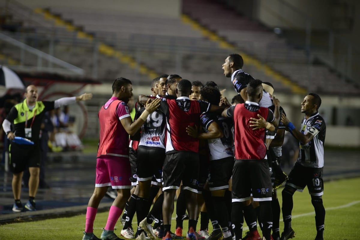 Con lo justo, Tauro clasifica a su sexta semifinal consecutiva