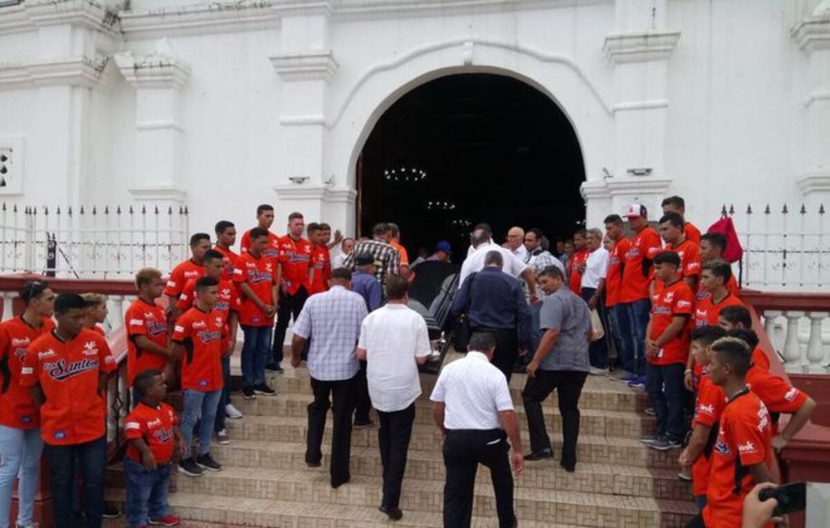 LO DESPIDEN EN GRANDE. Peloteros le dan el último adiós a Emilio Castro 