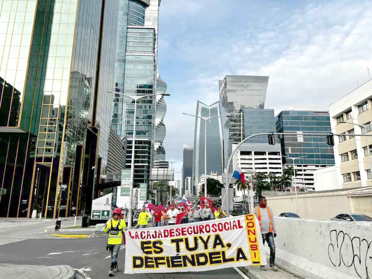 Suntracs ya está en la calle en una marcha pacífica rumbo a la Asamblea Nacional