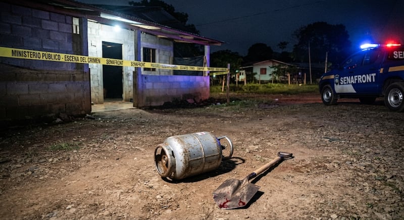 ¡QUÉ TRAGEDIA! Señor de 80 años salió a defender a un menor que intentaba evitar el robo de un tanque de gas y terminó muerto por GOLPES con una pala