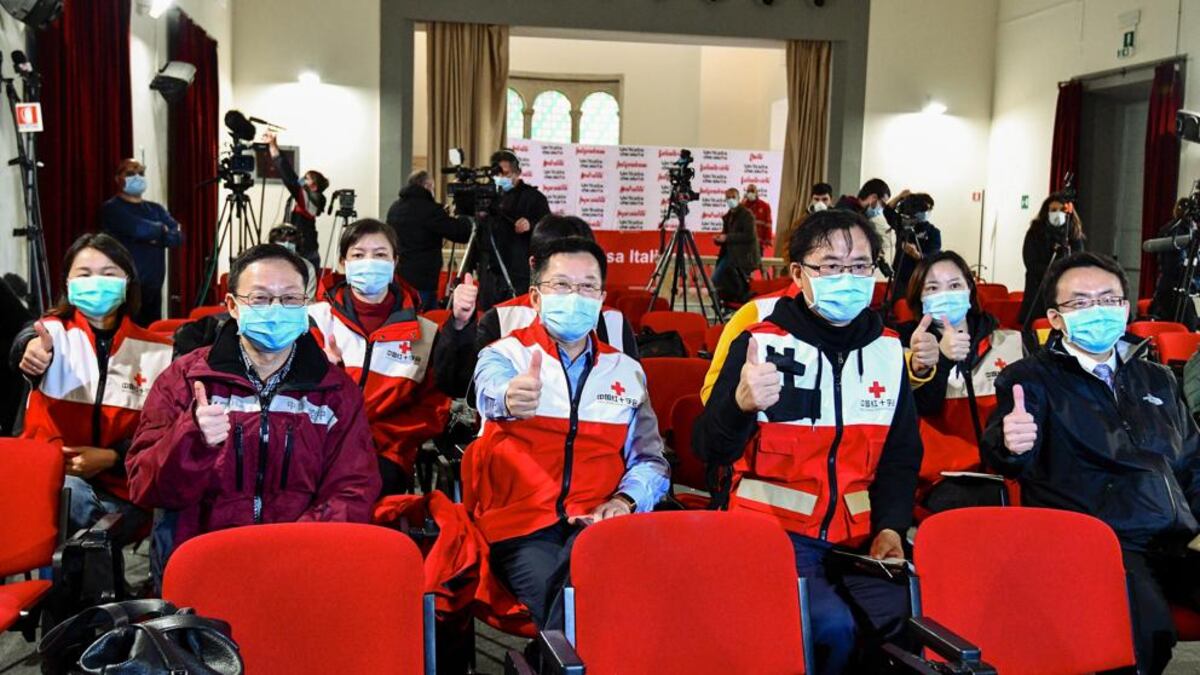 La reacción de médicos de Wuhan enviados a Italia: ”¿En qué están pensando?”. Video