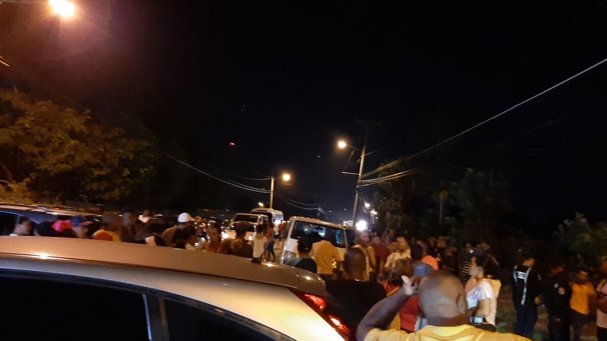 Cierran la calle en Pacora. Exigen que saquen a los estudiantes que llegaron de China de la escuela Francisco Guardia Jaén. Video