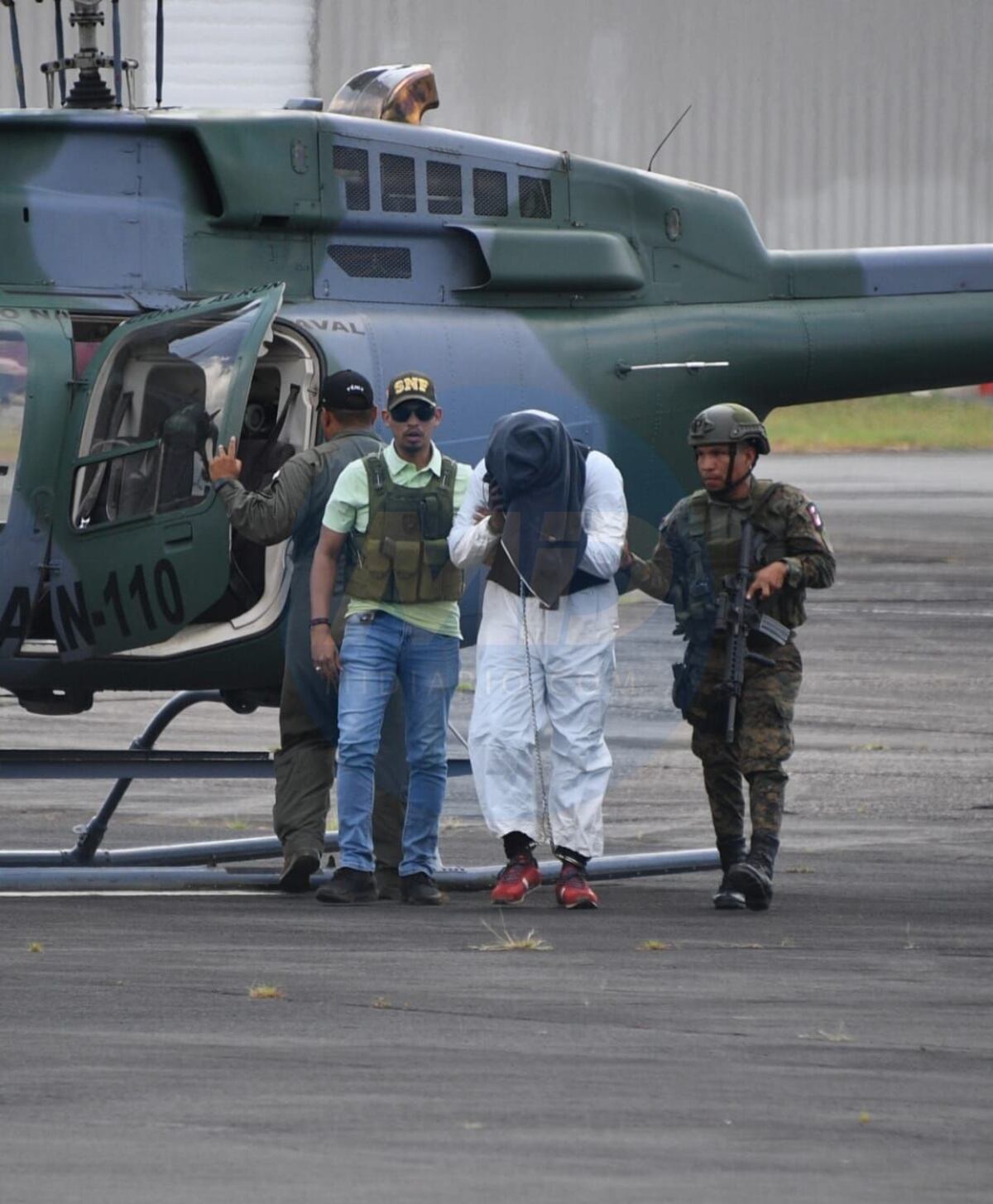 Con chaleco antibalas trasladan a uno de los más buscados por homicidio en El Chumical.  Video