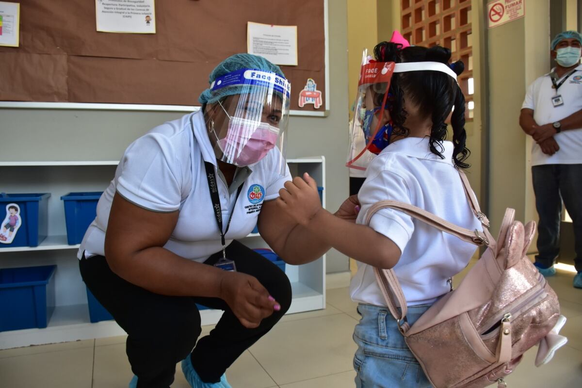 Centros de atención de niños abren bajo estricta supervisión