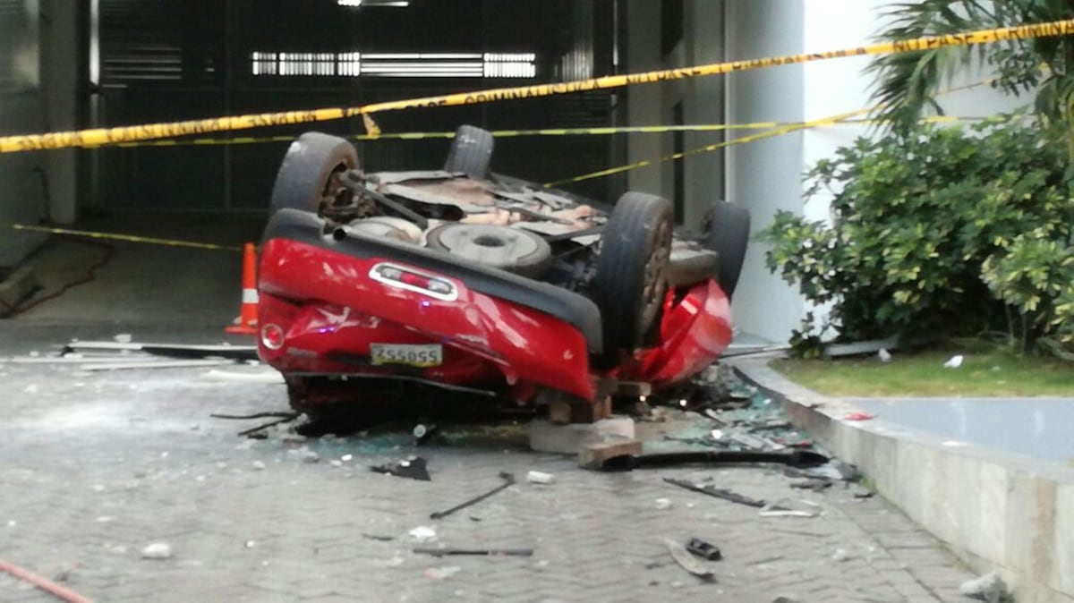 VIDEOS|Eran venezolanos los del accidente de auto que cayó del edificio