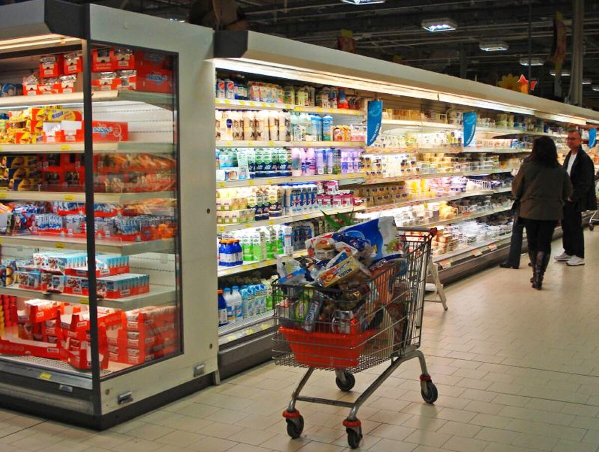 Encuentran un cuerpo atrapado entre los refrigeradores de un supermercado, llevaba ahí 9 años