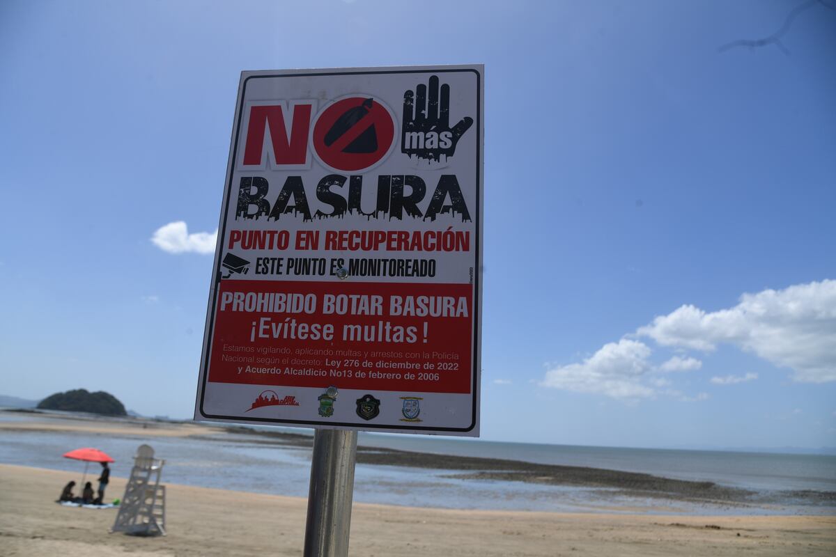 Colocan contenedores para disposición correcta de botellas plásticas en playa Veracruz