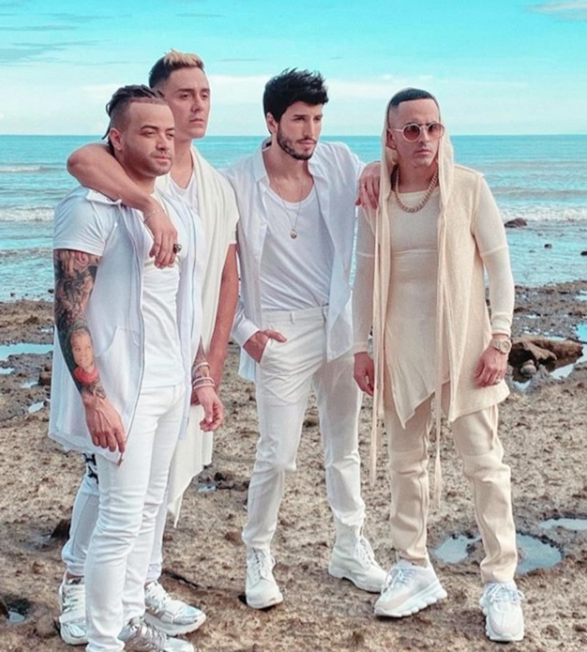 Nacho, Joey Montana, Yatra y Yandel vestidos de blanco en playa de San Carlos 