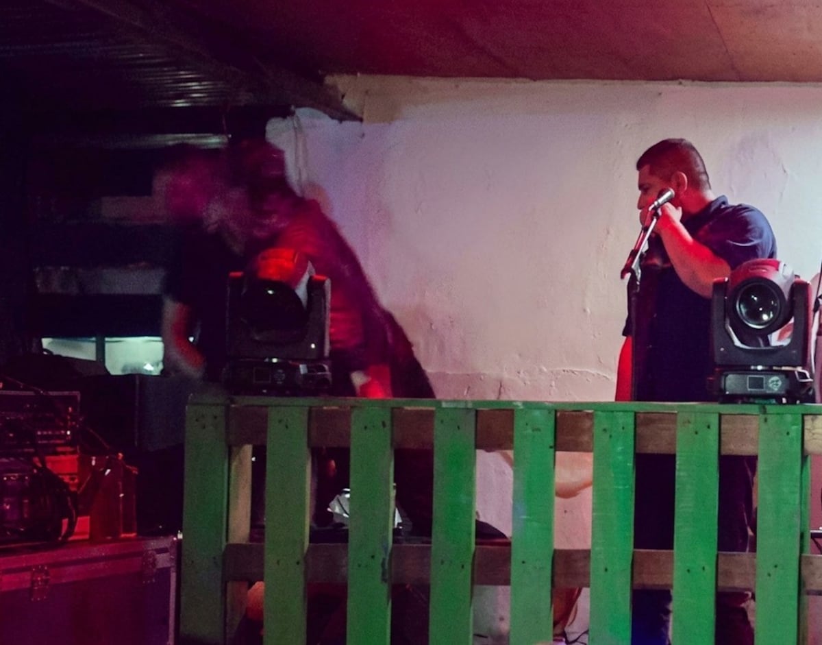 ¡Se formó la trifulca! Pelea de músicos en plena tarima sacude baile de Ulpiano Vergara + VÍDEO