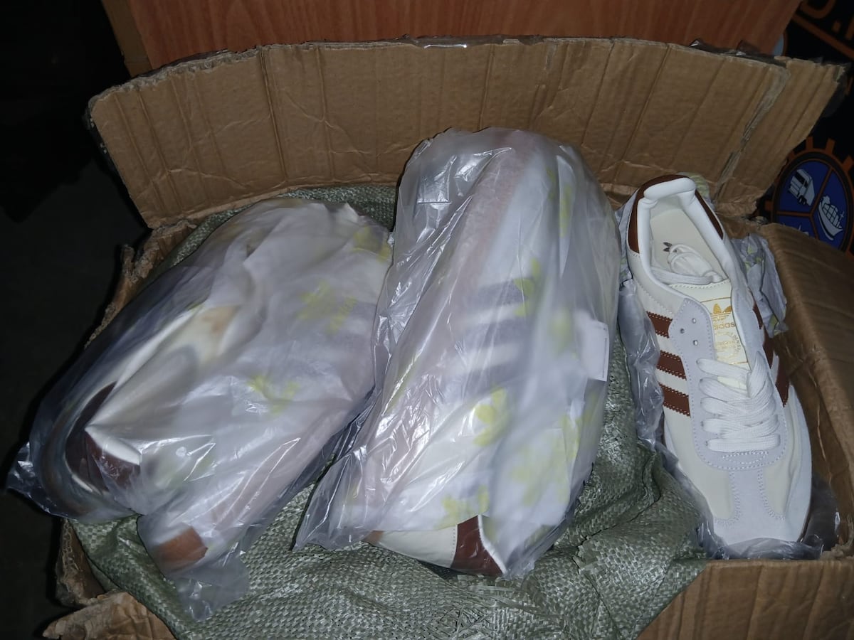 Aduanas pilla cientos de zapatillas ‘chiviadas’ en carro particular