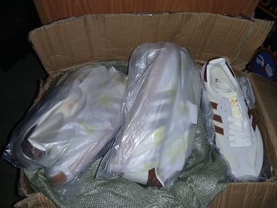 Aduanas pilla cientos de zapatillas Adidas ‘chiviadas’ en carro particular
