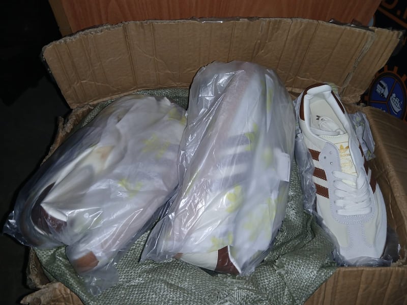 Aduanas pilla cientos de zapatillas Adidas ‘chiviadas’ en carro particular