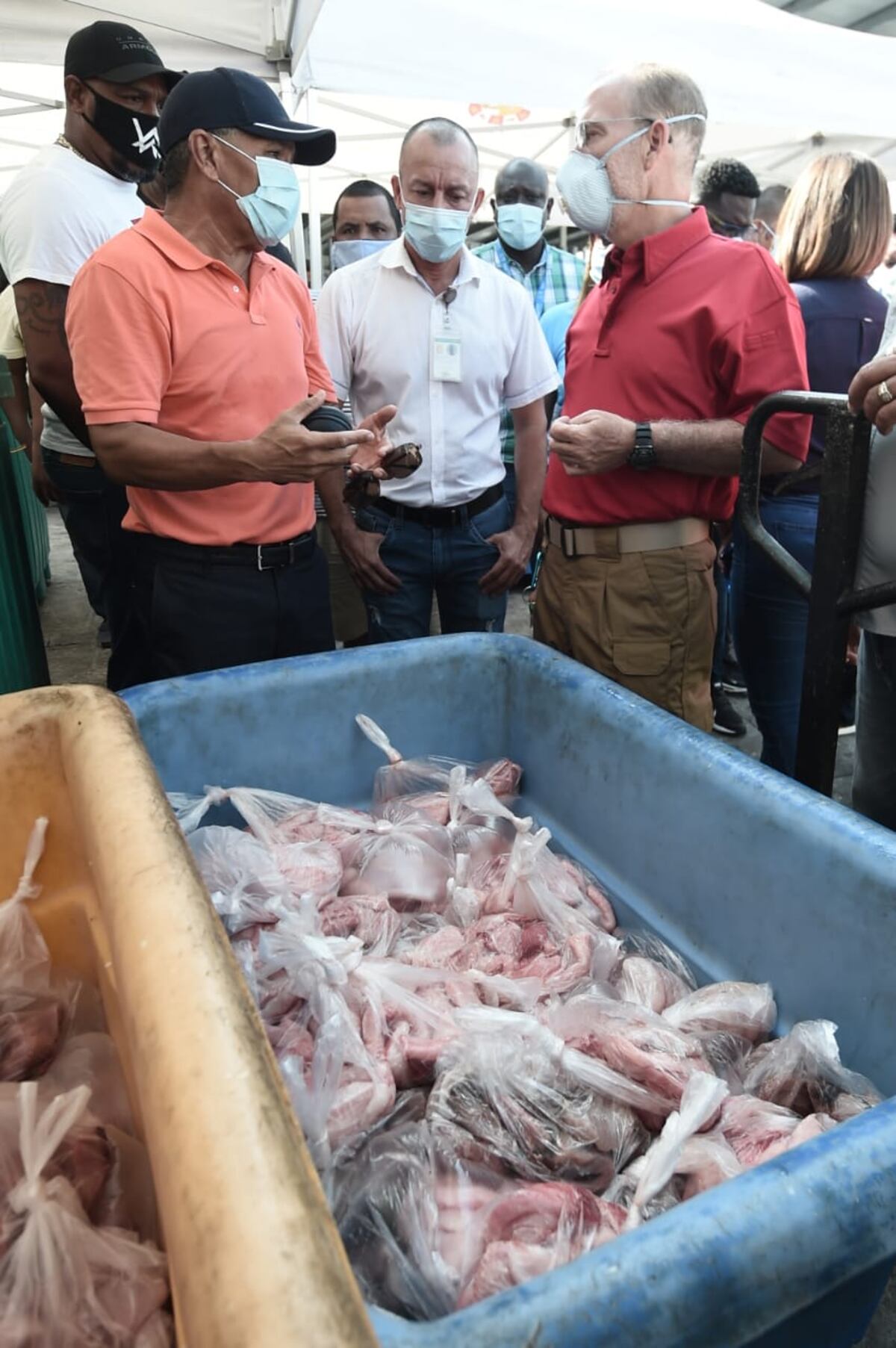 Pescadores donan 4 mil libras de pescados a familias que enfrentan la crisis del coronavirus. Video