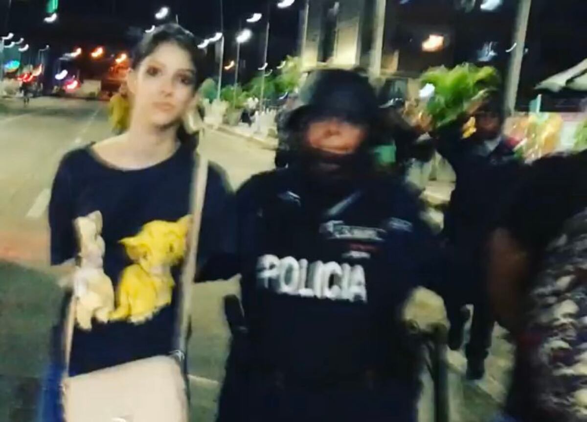 Periodista es aprehendida por policías en el tercer día de protestas +Video